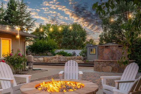 Casteel - 4,500 sq-ft retreat with a pool and hot tub in the middle of wine country! Chalet in Templeton