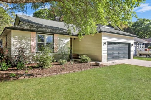 Savannah Rose Bungalow Btwn Downtown and the Beach Condo in Wilmington Island