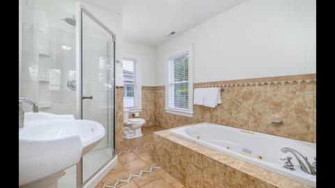 4-Bed House close to beach with jacuzzi bath House in Bridgeport