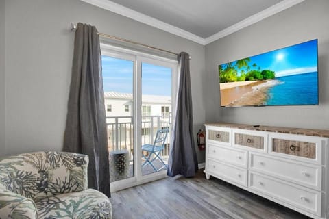 Natural landscape, TV and multimedia, Bedroom