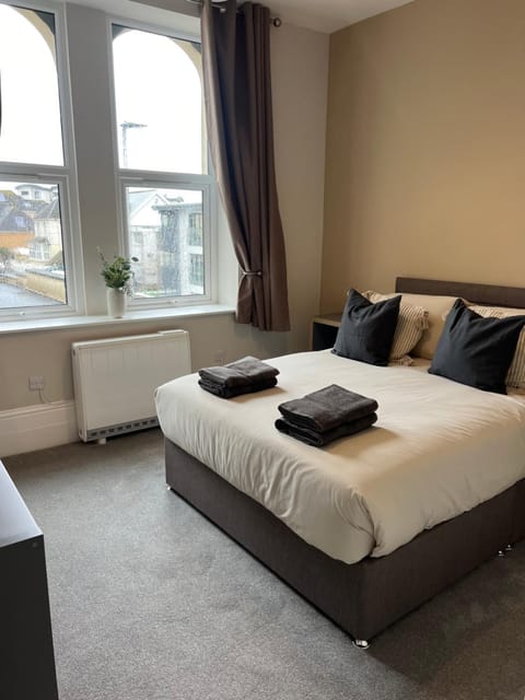 Bedroom, towels