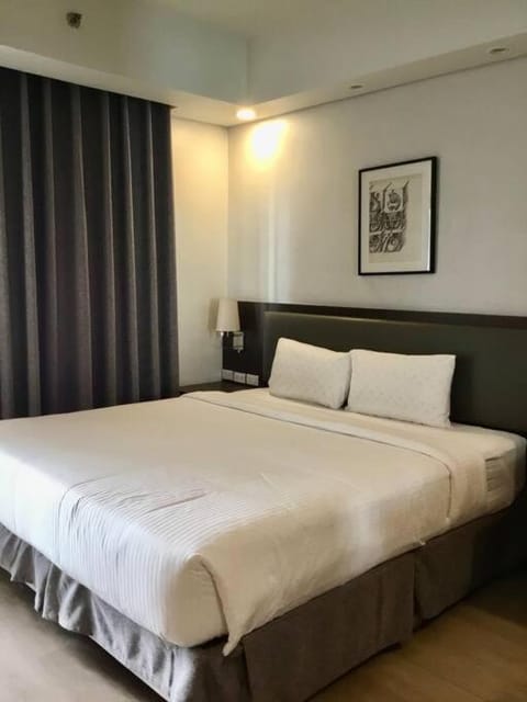 Cozy 1 Studio Room - The Residences BGC Taguig Condo in Makati