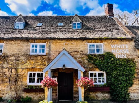 The White Horse Inn Posada in West Oxfordshire District