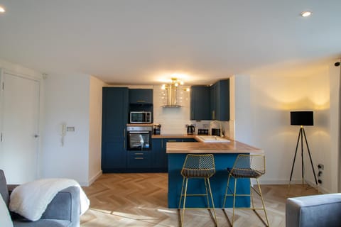 Kitchen or kitchenette, Seating area, Dining area, minibar, pet friendly, stove