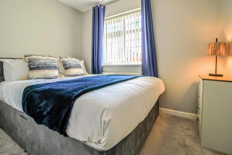 Spacious 4 Bedroom Home in Milton Keynes with Free Off Street Parking by HP Accommodation Eigentumswohnung in Aylesbury Vale