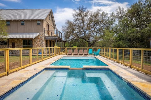 Three miles to Wimberley Square, two acres of fun (pool + hot tub), one unforgettable destination. Casa in Wimberley