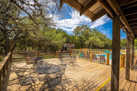 Three miles to Wimberley Square, two acres of fun (pool + hot tub), one unforgettable destination. Haus in Wimberley