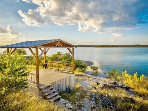 Serenity Point- waterfront Canyon Lake home with swimming pool! Maison in Canyon Lake