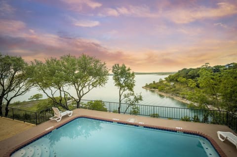 Serenity Point- waterfront Canyon Lake home with swimming pool! Maison in Canyon Lake