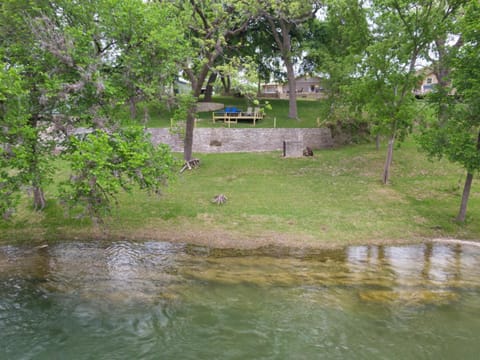 River Rose- 4 bedroom waterfront home on a quiet stretch of the Guadalupe River Casa in Canyon Lake