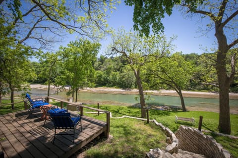 River Rose- 4 bedroom waterfront home on a quiet stretch of the Guadalupe River Haus in Canyon Lake