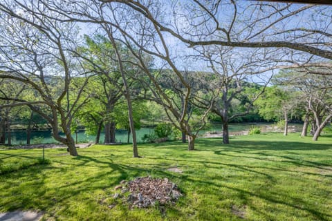 Guadalupe River Getaway - 140 Feet of Beautiful Waterfront! Maison in Canyon Lake