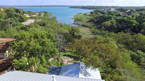 Texas Rose- Beautiful Waterfront Lake Retreat, One Minute from Boat Ramp! Casa in Canyon Lake