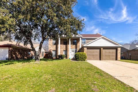 4BR Grand Prairie Gem with Indoor Fireplace - Grand Prairie, Texas House in Grand Prairie