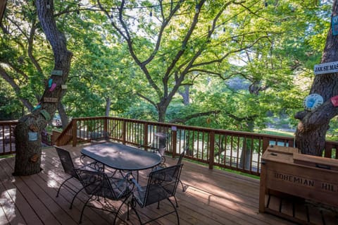 Bohemian Hill - Guadalupe Rivefront, Ancient Cypress Trees, Sleeps 12! Casa in Canyon Lake
