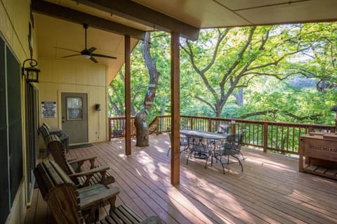 Bohemian Hill - Guadalupe Rivefront, Ancient Cypress Trees, Sleeps 12! Haus in Canyon Lake