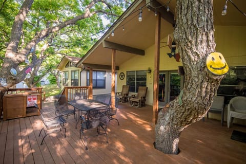 Bohemian Hill - Guadalupe Rivefront, Ancient Cypress Trees, Sleeps 12! Casa in Canyon Lake