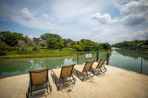 Tejas River Haus- Waterfront, Close to NB Casa in New Braunfels