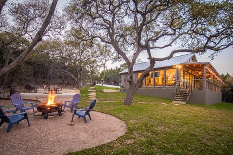 Magnolia Haus - experience a beautiful, charming getaway at Canyon Lake! House in Canyon Lake