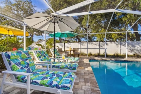 Luxury heated-pool home blocks from the beach Haus in Tarpon Springs