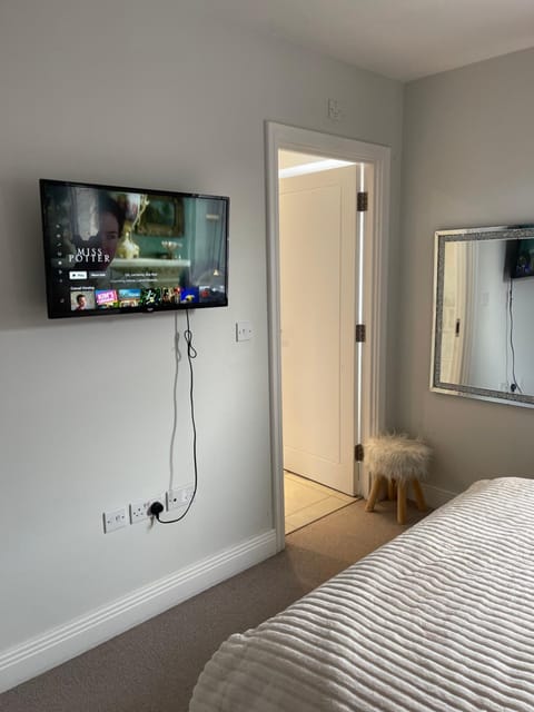 En-suite bedroom in a family home near Gatwick airport and Horley station Vacation rental in Horley