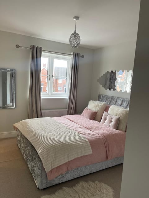 En-suite bedroom in a family home near Gatwick airport and Horley station Vacation rental in Horley