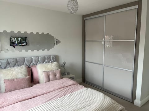 En-suite bedroom in a family home near Gatwick airport and Horley station Vacation rental in Horley