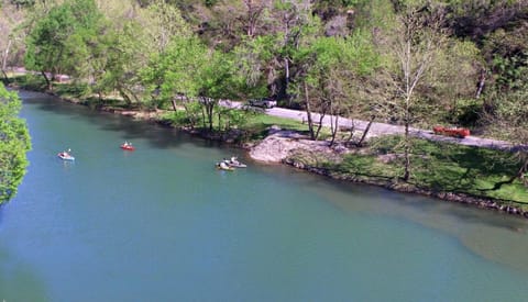 Star of Texas and Cottage - Guadalupe Riverfront, main home sleeps 12, cottage sleeps 4! Haus in Canyon Lake
