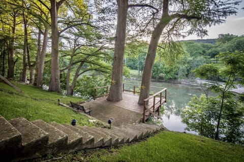 Star of Texas and Cottage - Guadalupe Riverfront, main home sleeps 12, cottage sleeps 4! Maison in Canyon Lake