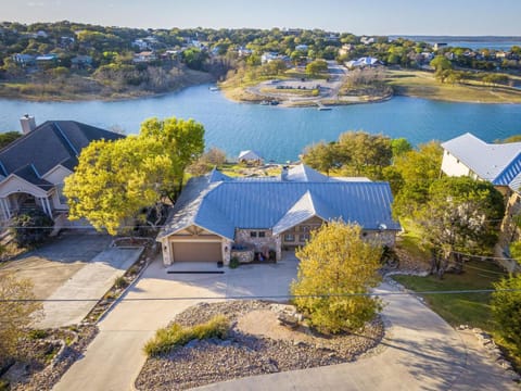 Stonecrest Shores! Luxury lake living, Small Infinity Pool, lakefront, 5 beds/4.5 baths, sleeps 10 House in Canyon Lake