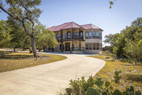 Hidden Oaks- Spacious 5 bedroom with pool, come and relax! House in Canyon Lake