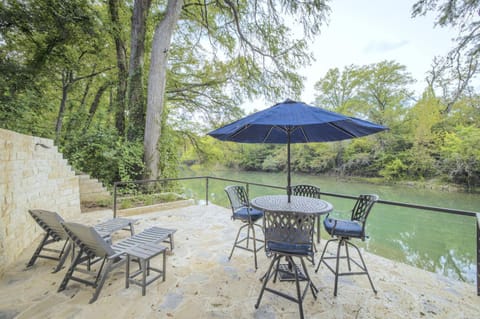 Reel Simple- Guadalupe Riverfront with hot tub, come and relax! House in Canyon Lake