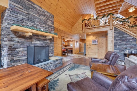 Waterfront Old Forge Cabin with Deck and Indoor Pool Maison in Webb