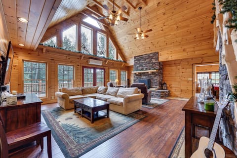 Waterfront Old Forge Cabin with Deck and Indoor Pool Maison in Webb