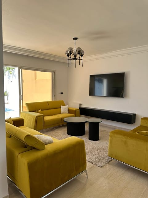 Communal lounge/ TV room, TV and multimedia, Living room, Seating area, Evening entertainment