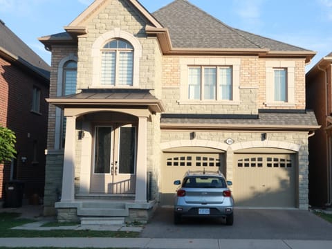 Property building, Day, Neighbourhood, Street view, Parking