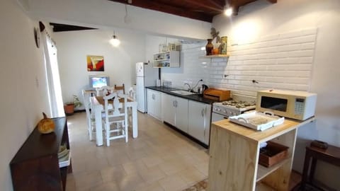 Kitchen or kitchenette, Dining area, minibar, pet friendly, toaster