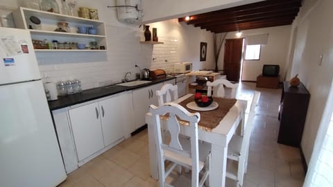 Kitchen or kitchenette, Dining area, minibar, pet friendly