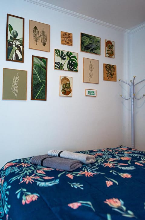 Bed, Photo of the whole room, Decorative detail, towels