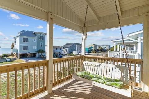 New! Pet-Friendly Ocean View Cottage Across from Beach Access House in Oak Island