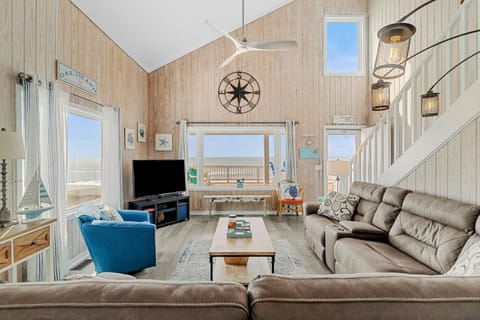 Renovated Oceanfront Cottage w Direct Beach Access Coast to Coast House in Oak Island