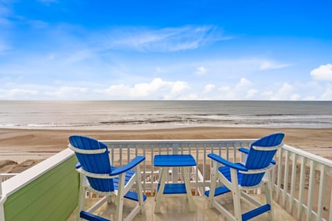 Renovated Oceanfront Cottage w Direct Beach Access Coast to Coast House in Oak Island