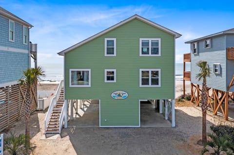 Renovated Oceanfront Cottage w Direct Beach Access Coast to Coast House in Oak Island