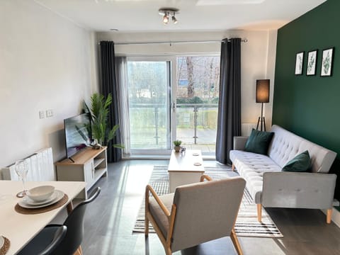 Luxury Canal-side Apartment, Hemel Hempstead, Free parking, Perfect for Contractors Condo in Hemel Hempstead