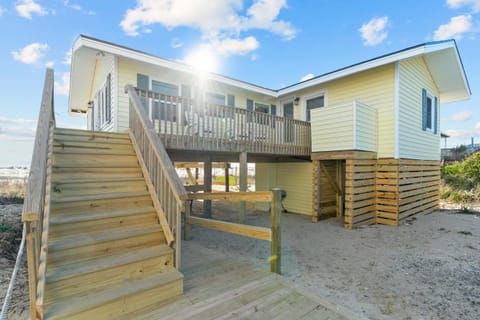 Pet Friendly Oceanfront Cottage Steps to Pier & Restaurants House in Oak Island