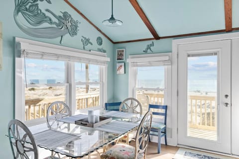 Pet Friendly Oceanfront Cottage Steps to Pier & Restaurants House in Oak Island