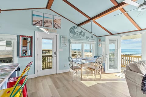 Pet Friendly Oceanfront Cottage Steps to Pier & Restaurants House in Oak Island