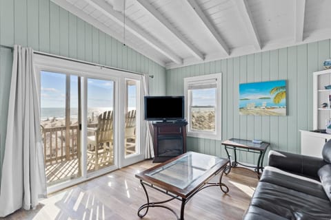 Timeless Oceanfront Cottage Near Pier with Grill & Fishing Station House in Oak Island