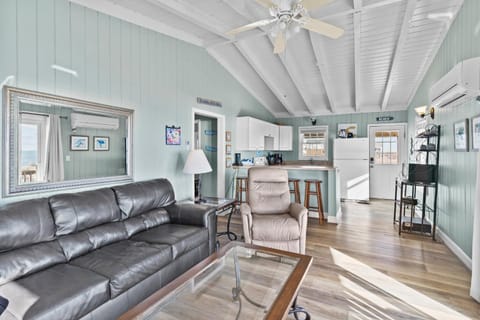 Timeless Oceanfront Cottage Near Pier with Grill & Fishing Station House in Oak Island