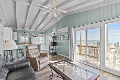 Timeless Oceanfront Cottage Near Pier with Grill & Fishing Station House in Oak Island